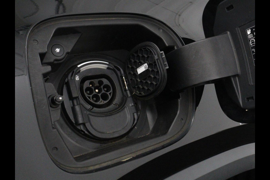 Mercedes-Benz GLA 250e AMG Night | Adaptive cruise | Stoelverwarming | Camera | Half leder | Park Assist | Leder/Alcantara | Widescreen | Sfeerverlichting | Climate control | PHEV | Plug In