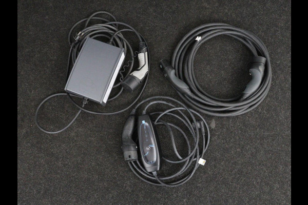 Mercedes-Benz GLA 250e AMG Night | Adaptive cruise | Stoelverwarming | Camera | Half leder | Park Assist | Leder/Alcantara | Widescreen | Sfeerverlichting | Climate control | PHEV | Plug In