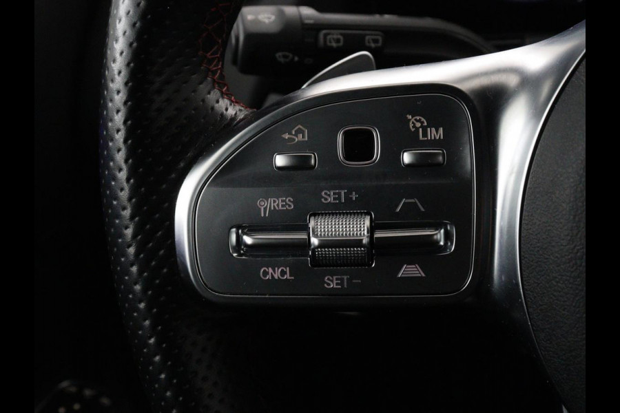 Mercedes-Benz GLA 250e AMG Night | Adaptive cruise | Stoelverwarming | Camera | Half leder | Park Assist | Leder/Alcantara | Widescreen | Sfeerverlichting | Climate control | PHEV | Plug In
