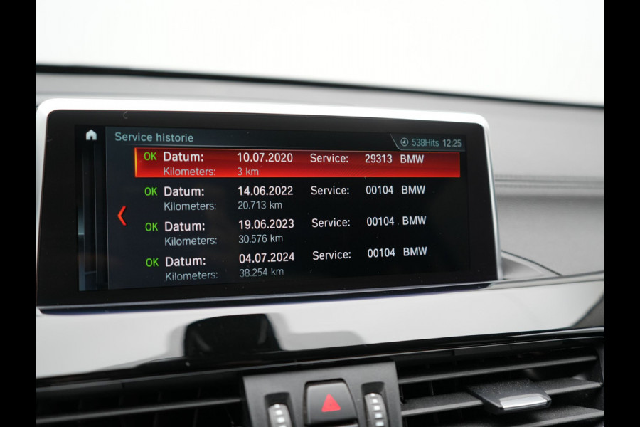 BMW X1 xDrive25e Sportline PHEV 221pk Dealer O.H. | Trekhaak Afn. | Adaptive Cruise | Camera | Sportstoelen Verwarmd | Sfeerverlichting | Keyless | LED Koplampen | Navigatie | DAB | Plug In Hybrid