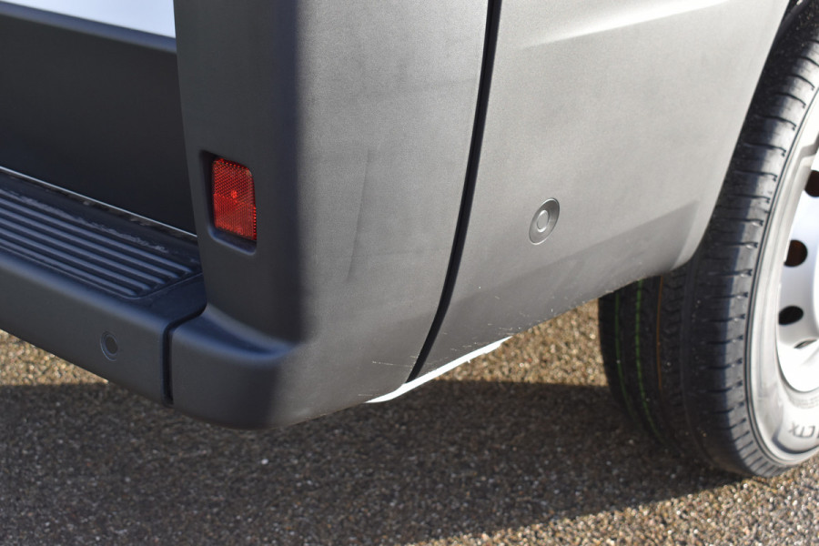Peugeot Boxer 2.2 BlueHDi 140 S&S L2H2 3.3t Euro 6 Nieuwe registratie 2024/ GEEN BPM/ L2H2/ achteruitrijcamera verzwaard verenpakket, pakket City plus