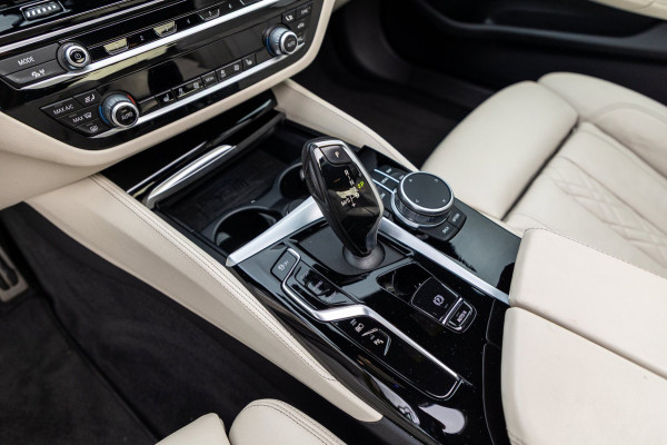 BMW 5 Serie 545e xDrive Business Edition Plus 94% I Schuifdak I H&K I Laser I M -sport I carbon I