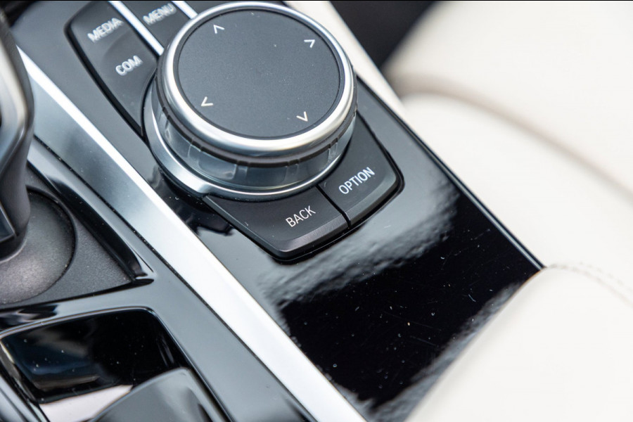 BMW 5 Serie 545e xDrive Business Edition Plus 94% I Schuifdak I H&K I Laser I M -sport I carbon I