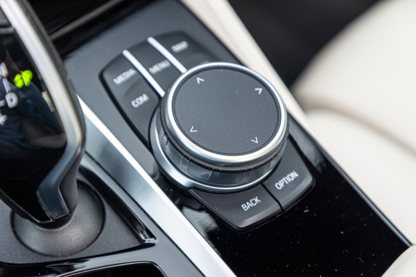 BMW 5 Serie 545e xDrive Business Edition Plus 94% I Schuifdak I H&K I Laser I M -sport I carbon I