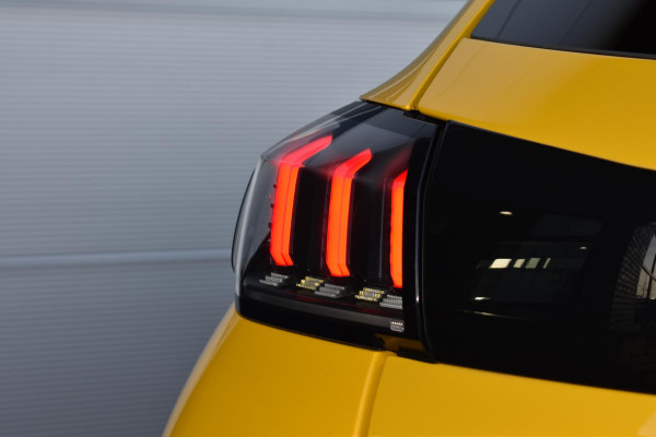 Peugeot 208 1.2 PureTech 100PK Allure Pack | Carplay | Camera | Stoelverw. | Incl. garantie