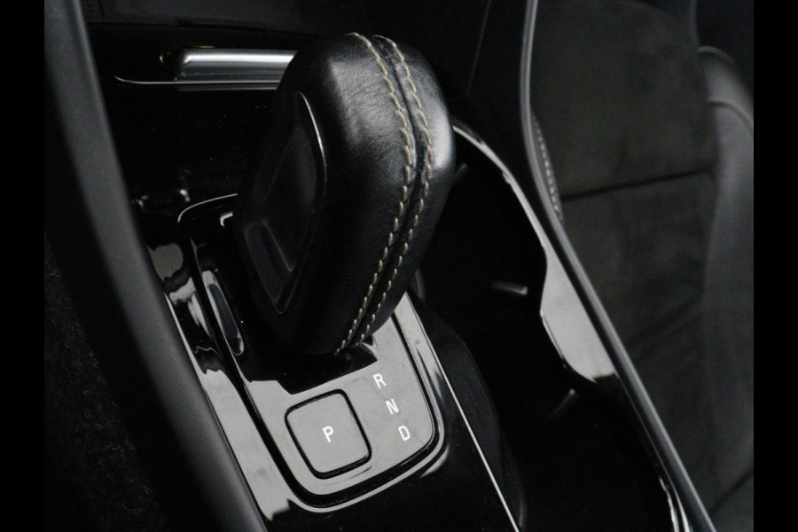 Volvo XC40 Recharge P8 AWD R-Design | SOH 92% | Stoel & stuurverwarming | Trekhaak | Warmtepomp | Leder/Alcantara | Carplay | Navigatie | Adaptive cruise | Keyless | Navigatie