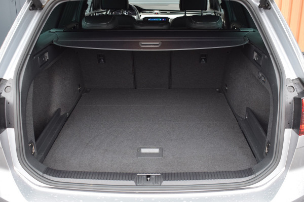 Volkswagen Passat 1.5 TSI 150pk DSG R-Line | Pano | Trekhaak | 360 camera