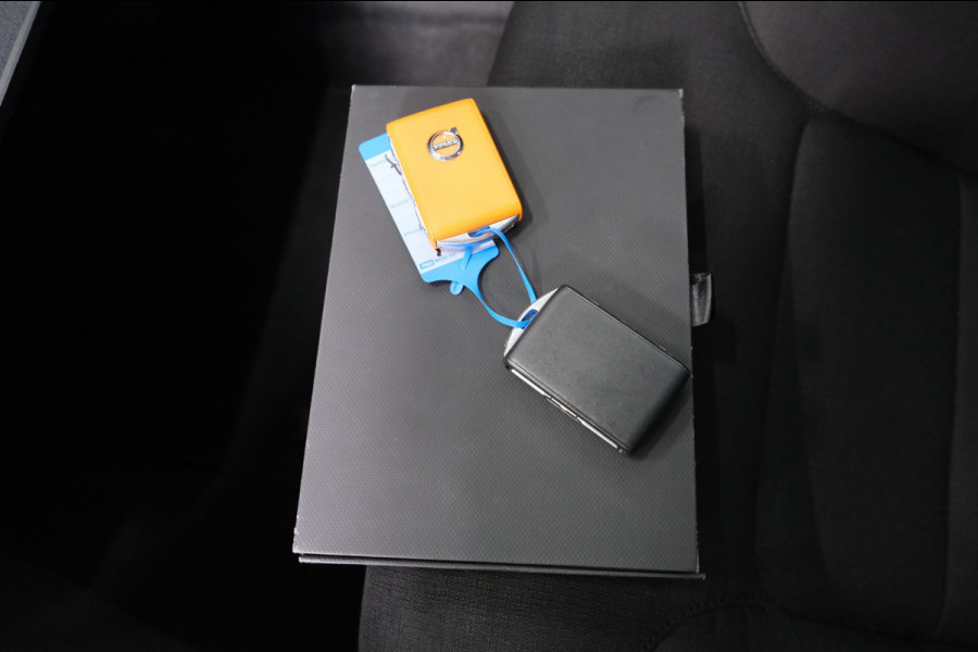 Volvo V60 2.0 T6 Recharge AWD Inscription - Airco, Cruise, PDC, Camera, Carplay, Trekhaak.