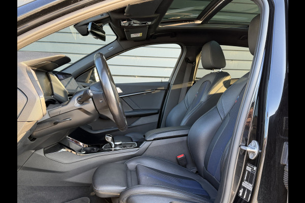 BMW 1-serie 118i Business Edition M Sport / Apple Carplay / Camera / Pan dak