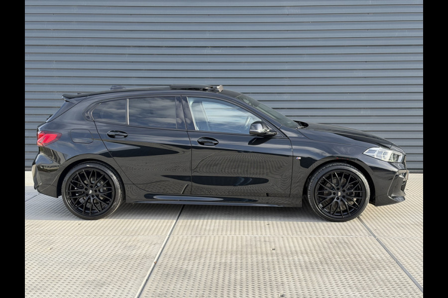 BMW 1-serie 118i Business Edition M Sport / Apple Carplay / Camera / Pan dak
