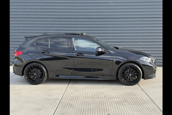 BMW 1-serie 118i Business Edition M Sport / Apple Carplay / Camera / Pan dak