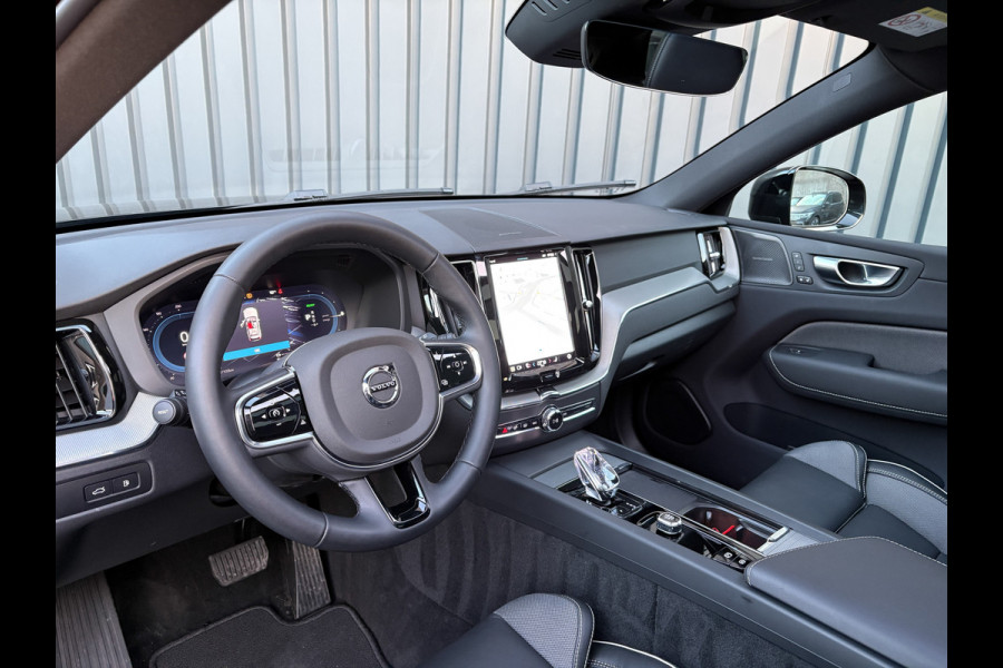 Volvo XC60 2.0 T6 Plug-in hybrid AWD Plus Dark | 360 Camera | Harman/Kardon | Trekhaak | Panodak | Dodehoek sensoren | Prijs Rijklaar!!