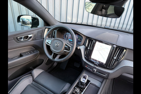 Volvo XC60 2.0 T6 Plug-in hybrid AWD Plus Dark | 360 Camera | Harman/Kardon | Trekhaak | Panodak | Dodehoek sensoren | Prijs Rijklaar!!