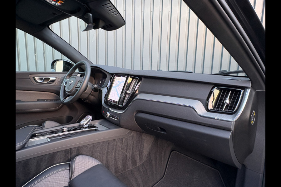 Volvo XC60 2.0 T6 Plug-in hybrid AWD Plus Dark | 360 Camera | Harman/Kardon | Trekhaak | Panodak | Dodehoek sensoren | Prijs Rijklaar!!
