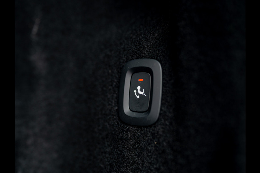 Volvo XC60 2.0 T6 Plug-in hybrid AWD Plus Dark | 360 Camera | Harman/Kardon | Trekhaak | Panodak | Dodehoek sensoren | Prijs Rijklaar!!