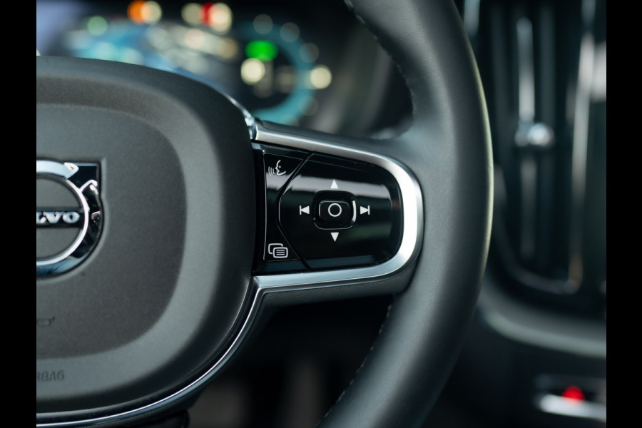 Volvo XC60 2.0 T6 Plug-in hybrid AWD Plus Dark | 360 Camera | Harman/Kardon | Trekhaak | Panodak | Dodehoek sensoren | Prijs Rijklaar!!