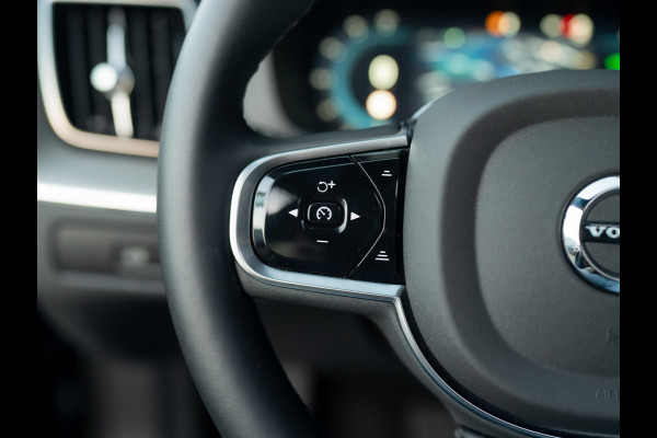 Volvo XC60 2.0 T6 Plug-in hybrid AWD Plus Dark | 360 Camera | Harman/Kardon | Trekhaak | Panodak | Dodehoek sensoren | Prijs Rijklaar!!