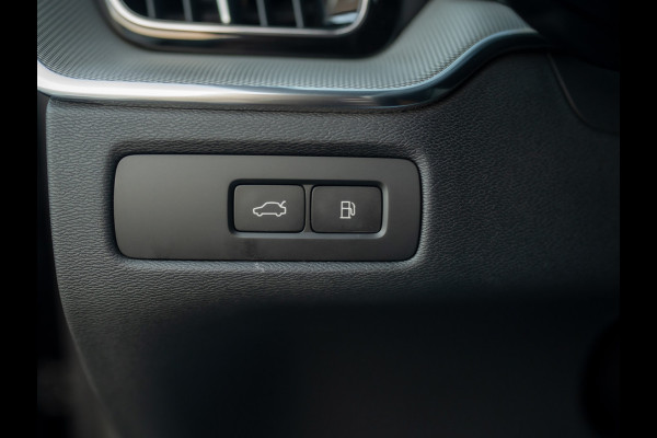 Volvo XC60 2.0 T6 Plug-in hybrid AWD Plus Dark | 360 Camera | Harman/Kardon | Trekhaak | Panodak | Dodehoek sensoren | Prijs Rijklaar!!