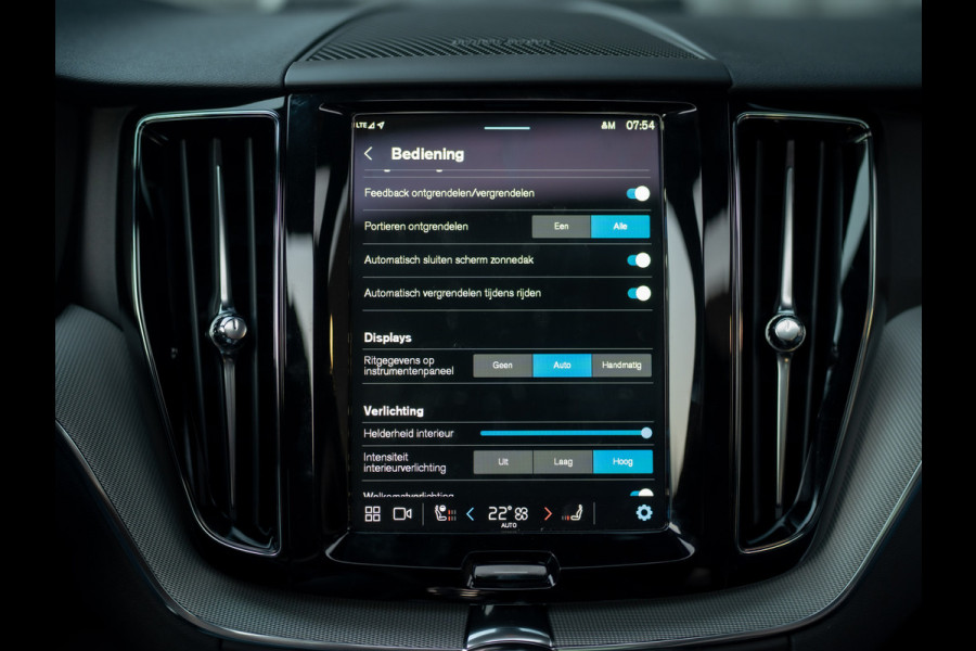 Volvo XC60 2.0 T6 Plug-in hybrid AWD Plus Dark | 360 Camera | Harman/Kardon | Trekhaak | Panodak | Dodehoek sensoren | Prijs Rijklaar!!