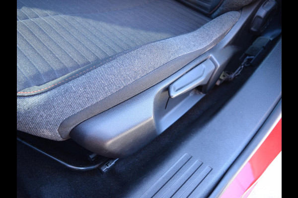 Peugeot e-2008 EV Active 50 kWh SOH 92% | NAVI & CARPLAY | CAMERA MET SENSOREN | E.C.C. |