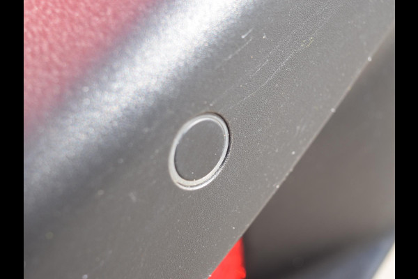 Peugeot e-2008 EV Active 50 kWh SOH 92% | NAVI & CARPLAY | CAMERA MET SENSOREN | E.C.C. |