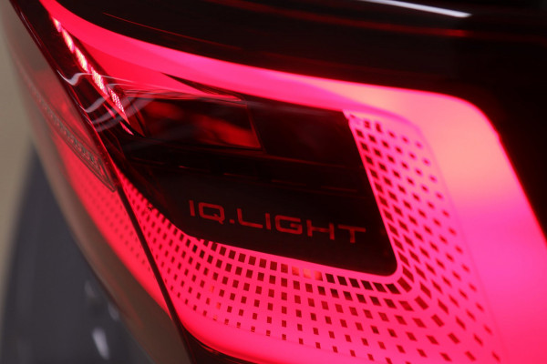 Volkswagen Golf 1.5 eTSI R-Line Business PANO/CAM/CARPLAY/IQ/ACC/DCC/VOL