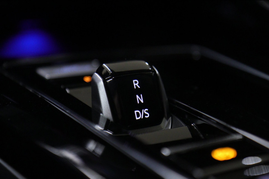 Volkswagen Golf 1.5 eTSI R-Line Business PANO/CAM/CARPLAY/IQ/ACC/DCC/VOL