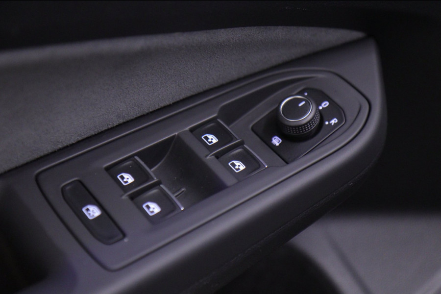 Volkswagen Golf 1.5 eTSI R-Line Business PANO/CAM/CARPLAY/IQ/ACC/DCC/VOL