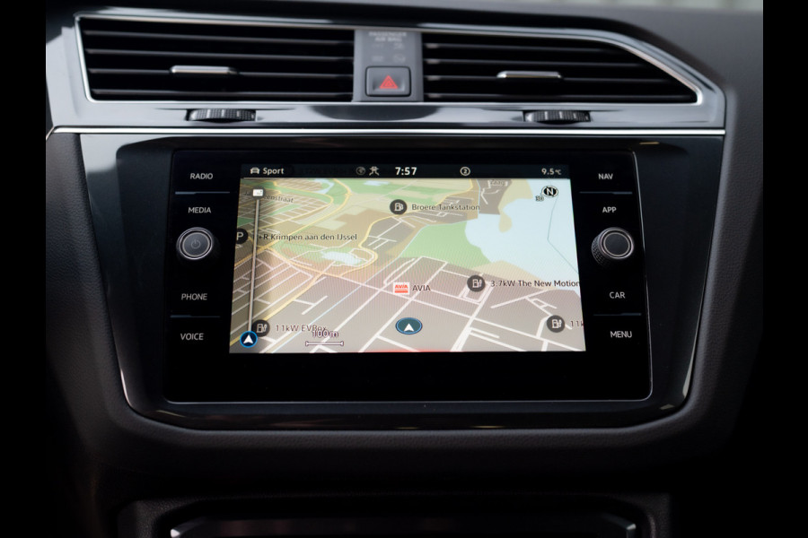 Volkswagen Tiguan 1.5 TSI R-Line Business | Trekhaak wegkl. | Keyless | 20'' | Elk. A-klep | Side Assist | IQ Light | Prijs Rijklaar!!