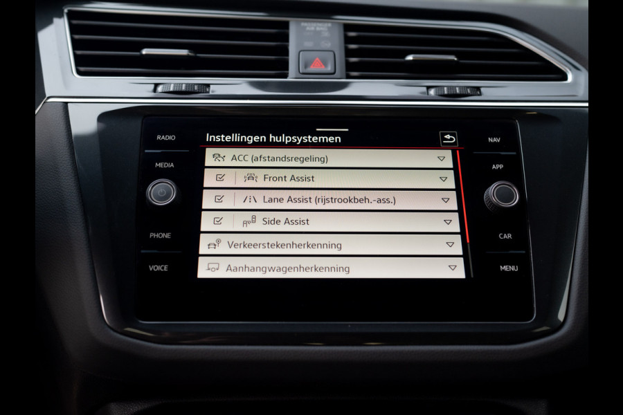 Volkswagen Tiguan 1.5 TSI R-Line Business | Trekhaak wegkl. | Keyless | 20'' | Elk. A-klep | Side Assist | IQ Light | Prijs Rijklaar!!