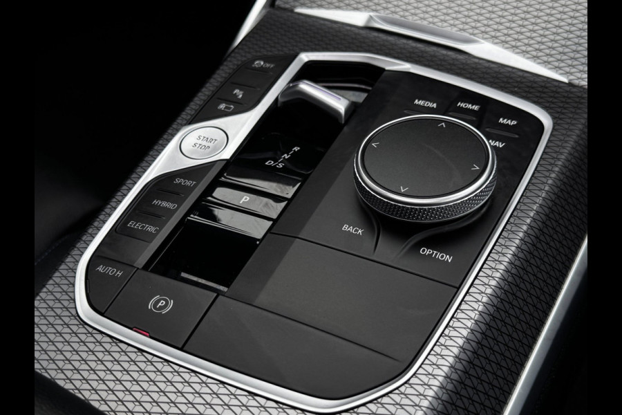 BMW 3 Serie Touring 330e xDrive M-Sport | Pano | M-Kuipstoelen + Leder + Memory | Laser | HUD | Widescreen |