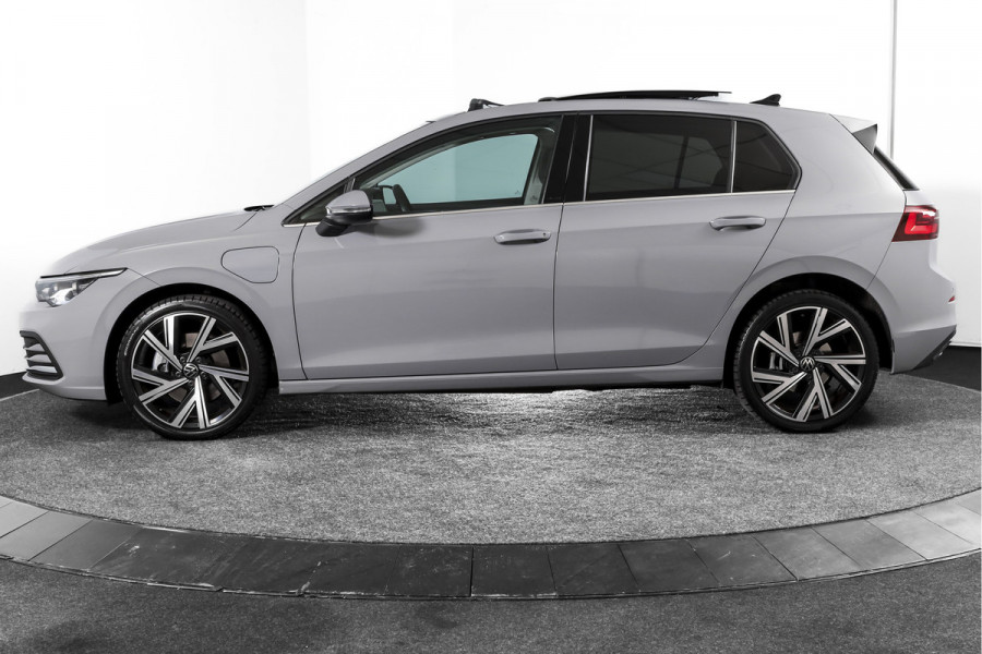 Volkswagen Golf 1.4 eHybrid Style | S/K-Panodak | Elek. Trekhaak | Dig. Cockpit | Adapt. Cruise | Stoel-+Stuurverw. | PDC | Camera | NAV + App. Connect | ECC | LM 18" |