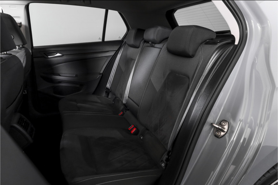 Volkswagen Golf 1.4 eHybrid Style | S/K-Panodak | Elek. Trekhaak | Dig. Cockpit | Adapt. Cruise | Stoel-+Stuurverw. | PDC | Camera | NAV + App. Connect | ECC | LM 18" |