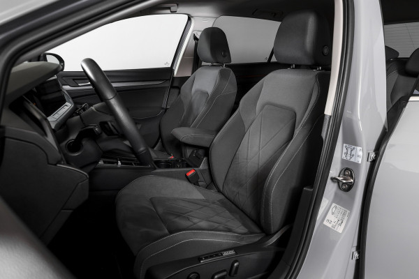 Volkswagen Golf 1.4 eHybrid Style | S/K-Panodak | Elek. Trekhaak | Dig. Cockpit | Adapt. Cruise | Stoel-+Stuurverw. | PDC | Camera | NAV + App. Connect | ECC | LM 18" |