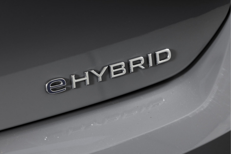 Volkswagen Golf 1.4 eHybrid Style | S/K-Panodak | Elek. Trekhaak | Dig. Cockpit | Adapt. Cruise | Stoel-+Stuurverw. | PDC | Camera | NAV + App. Connect | ECC | LM 18" |