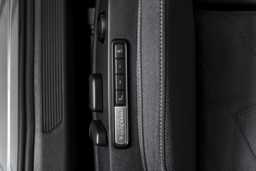 Volkswagen Golf 1.4 eHybrid Style | S/K-Panodak | Elek. Trekhaak | Dig. Cockpit | Adapt. Cruise | Stoel-+Stuurverw. | PDC | Camera | NAV + App. Connect | ECC | LM 18" |