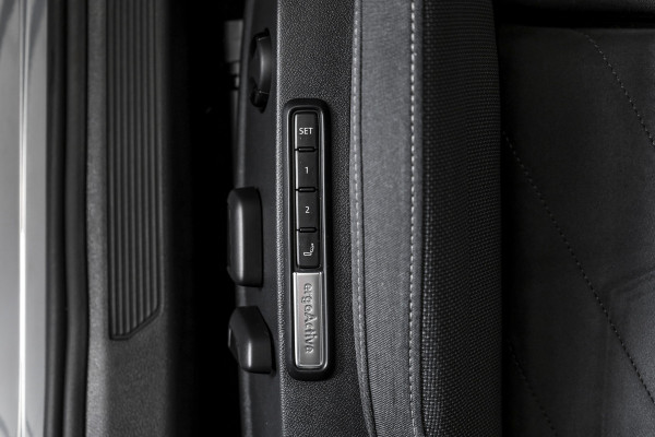 Volkswagen Golf 1.4 eHybrid Style | S/K-Panodak | Elek. Trekhaak | Dig. Cockpit | Adapt. Cruise | Stoel-+Stuurverw. | PDC | Camera | NAV + App. Connect | ECC | LM 18" |