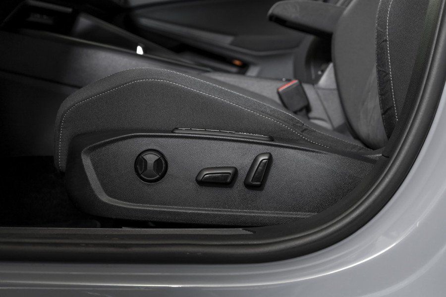 Volkswagen Golf 1.4 eHybrid Style | S/K-Panodak | Elek. Trekhaak | Dig. Cockpit | Adapt. Cruise | Stoel-+Stuurverw. | PDC | Camera | NAV + App. Connect | ECC | LM 18" |