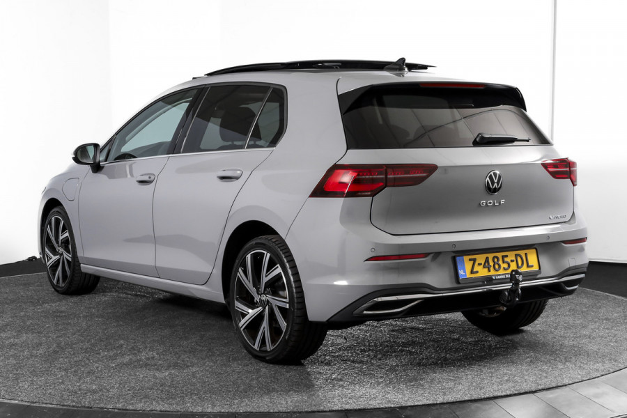Volkswagen Golf 1.4 eHybrid Style | S/K-Panodak | Elek. Trekhaak | Dig. Cockpit | Adapt. Cruise | Stoel-+Stuurverw. | PDC | Camera | NAV + App. Connect | ECC | LM 18" |