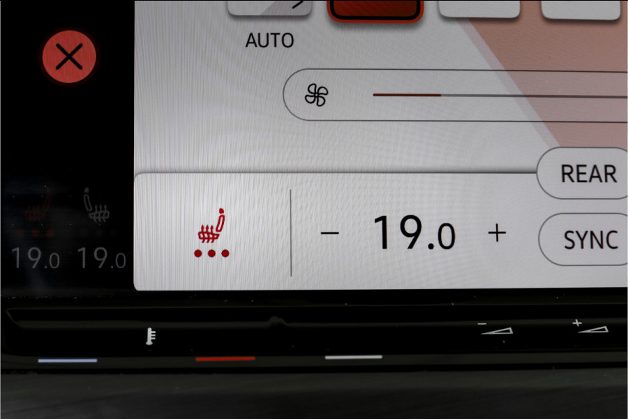 Volkswagen Golf 1.4 eHybrid Style | S/K-Panodak | Elek. Trekhaak | Dig. Cockpit | Adapt. Cruise | Stoel-+Stuurverw. | PDC | Camera | NAV + App. Connect | ECC | LM 18" |