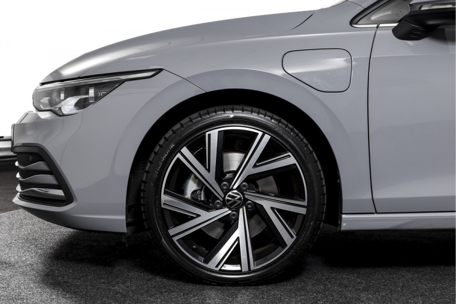 Volkswagen Golf 1.4 eHybrid Style | S/K-Panodak | Elek. Trekhaak | Dig. Cockpit | Adapt. Cruise | Stoel-+Stuurverw. | PDC | Camera | NAV + App. Connect | ECC | LM 18" |