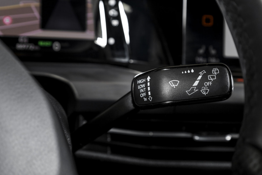 Volkswagen Golf 1.4 eHybrid Style | S/K-Panodak | Elek. Trekhaak | Dig. Cockpit | Adapt. Cruise | Stoel-+Stuurverw. | PDC | Camera | NAV + App. Connect | ECC | LM 18" |