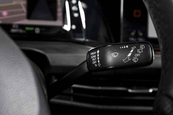 Volkswagen Golf 1.4 eHybrid Style | S/K-Panodak | Elek. Trekhaak | Dig. Cockpit | Adapt. Cruise | Stoel-+Stuurverw. | PDC | Camera | NAV + App. Connect | ECC | LM 18" |