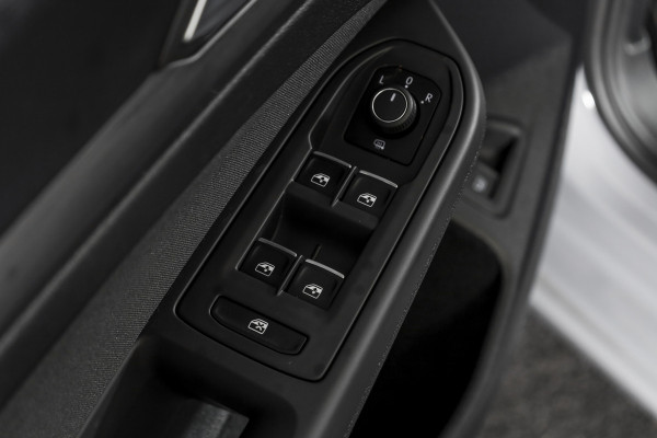 Volkswagen Golf 1.4 eHybrid Style | S/K-Panodak | Elek. Trekhaak | Dig. Cockpit | Adapt. Cruise | Stoel-+Stuurverw. | PDC | Camera | NAV + App. Connect | ECC | LM 18" |