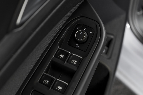 Volkswagen Golf 1.4 eHybrid Style | S/K-Panodak | Elek. Trekhaak | Dig. Cockpit | Adapt. Cruise | Stoel-+Stuurverw. | PDC | Camera | NAV + App. Connect | ECC | LM 18" |