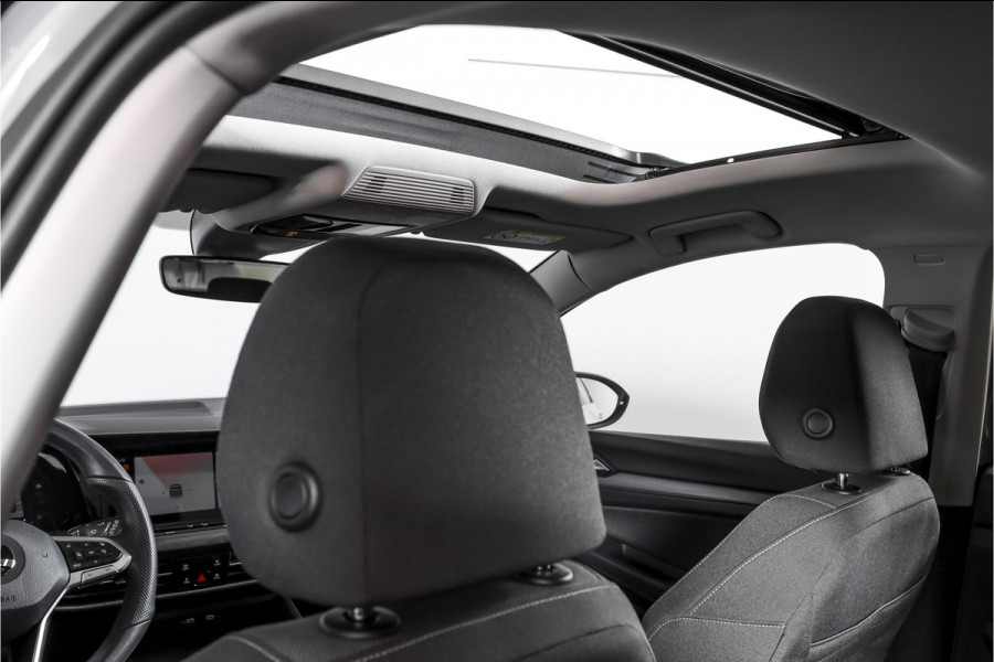 Volkswagen Golf 1.4 eHybrid Style | S/K-Panodak | Elek. Trekhaak | Dig. Cockpit | Adapt. Cruise | Stoel-+Stuurverw. | PDC | Camera | NAV + App. Connect | ECC | LM 18" |