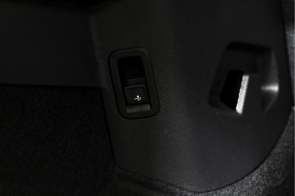 Volkswagen Golf 1.4 eHybrid Style | S/K-Panodak | Elek. Trekhaak | Dig. Cockpit | Adapt. Cruise | Stoel-+Stuurverw. | PDC | Camera | NAV + App. Connect | ECC | LM 18" |