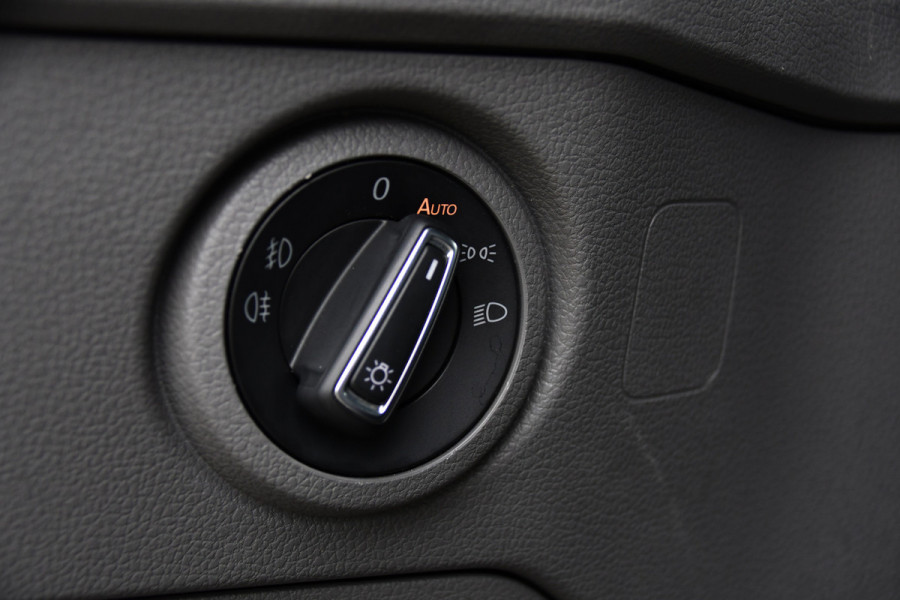 Volkswagen Crafter 35 2.0 TDI L3H3 Highline PB Edition Full Options! Adaptieve Cruise, Carplay, LED, Leder, Stoelwarming, Trekhaak, Multimedia, Uniek!