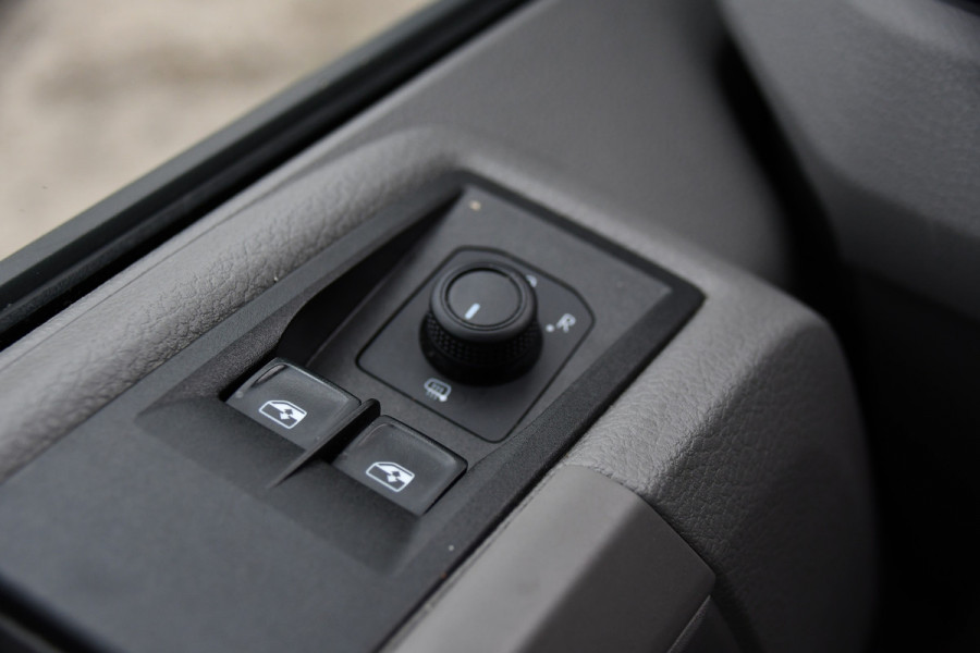 Volkswagen Crafter 35 2.0 TDI L3H2 Highline Adaptieve Cruise, Camera, Carplay, Clima, LED, Stoelverwarming, Multimedia, Sensoren, Uniek!