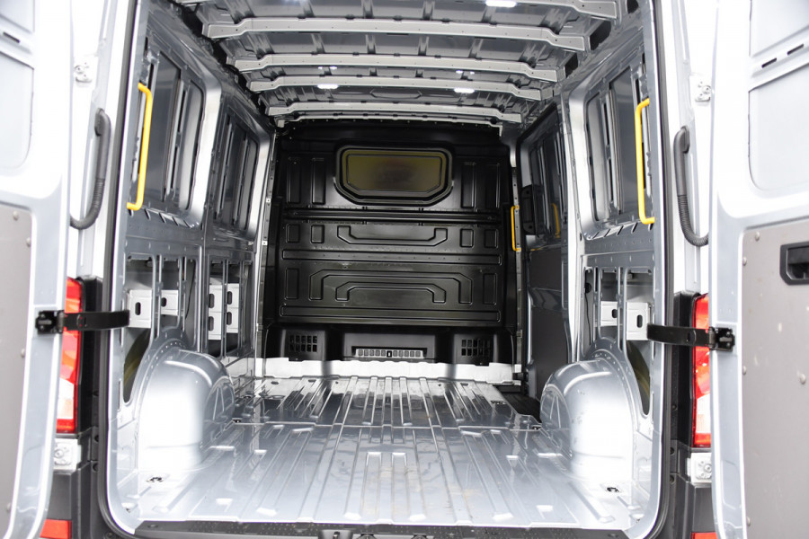 Volkswagen Crafter 35 2.0 TDI L3H2 Highline PB Edition Adaptieve Cruise, Camera, Carplay, Clima, LED, Stoelverwarming, Multimedia, Sensoren, Uniek!